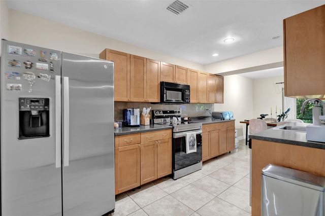 9851 Riverside Dr, Coral Springs, FL 33071