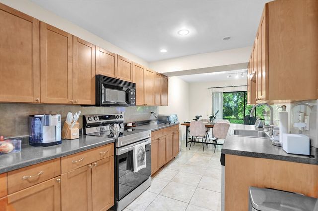 9851 Riverside Dr, Coral Springs, FL 33071