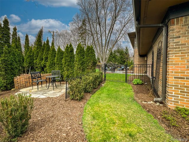 218 Hillboro Drive, Bloomfield Hills, MI 48301
