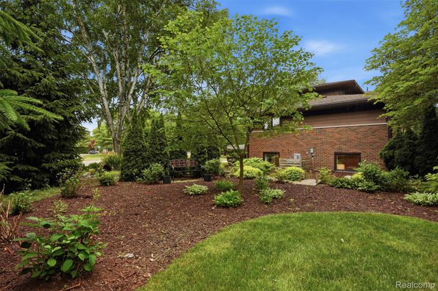 218 Hillboro Drive, Bloomfield Hills, MI 48301