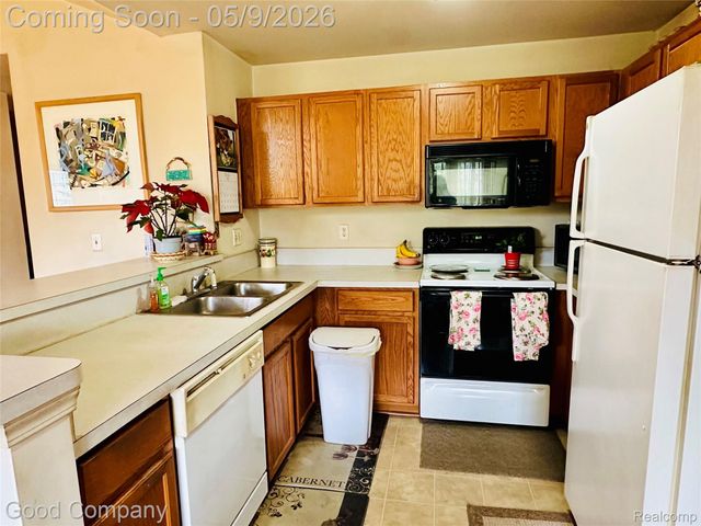 12211 Chesapeake Circle, Walled Lake, MI 48390
