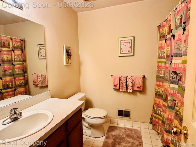 12211 Chesapeake Circle, Walled Lake, MI 48390