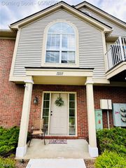 12211 Chesapeake Circle, Walled Lake, MI 48390