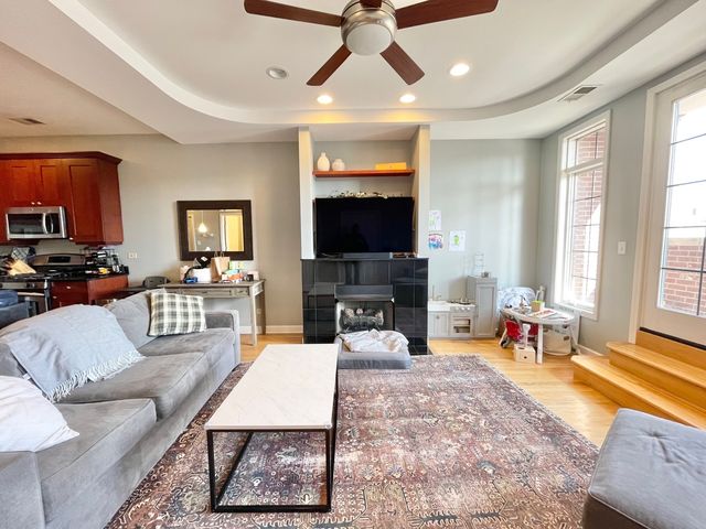 2734 N WOLCOTT Avenue 203, Chicago, IL 60614