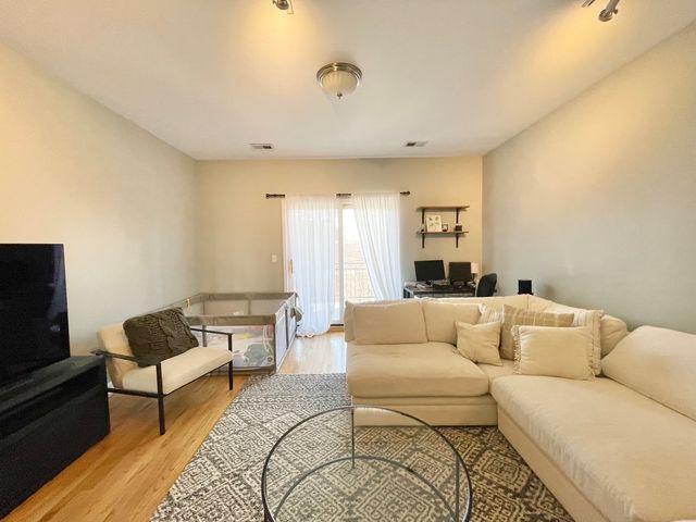 2734 N WOLCOTT Avenue 203, Chicago, IL 60614