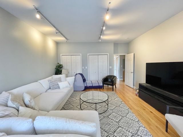 2734 N WOLCOTT Avenue 203, Chicago, IL 60614