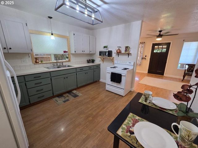 1820 FILBERT St, Forest Grove, OR 97116
