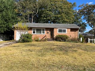 233 W 12th Street, Babylon, NY 11729