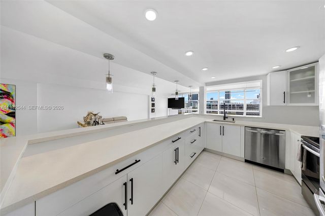 600 Parkview Dr 1114, Hallandale Beach, FL 33009