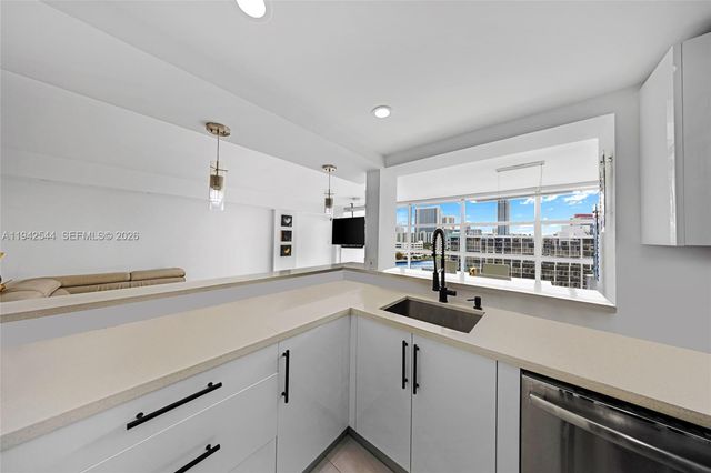 600 Parkview Dr 1114, Hallandale Beach, FL 33009