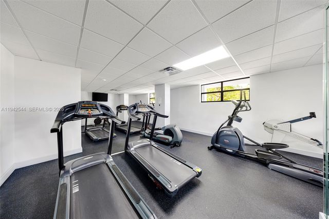 600 Parkview Dr 1114, Hallandale Beach, FL 33009