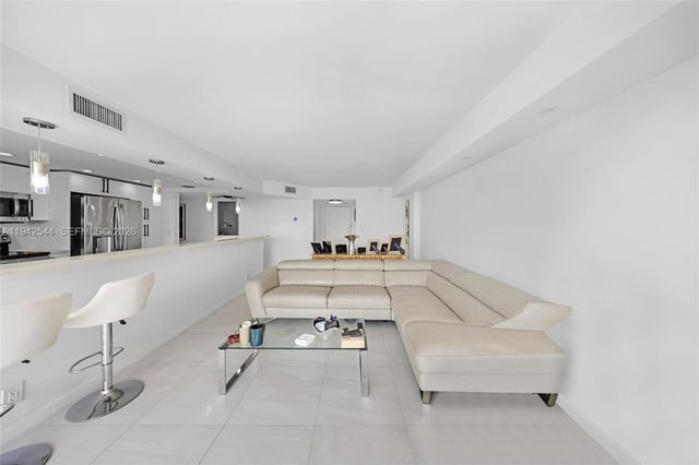 600 Parkview Dr 1114, Hallandale Beach, FL 33009