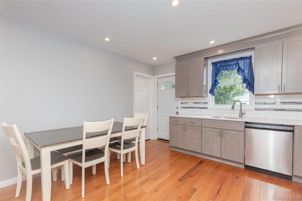72 Edgewater Park Drive 72C, Bronx, NY 10465 — photo 2