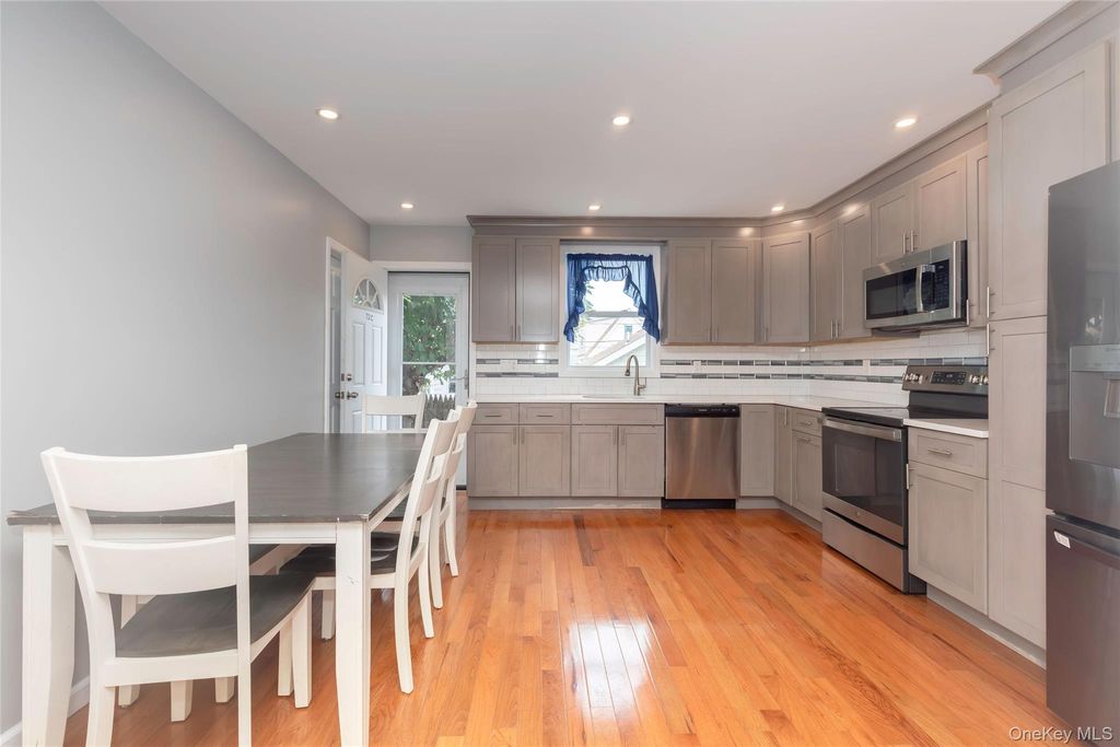 72 Edgewater Park Drive 72C, Bronx, NY 10465 — photo 4
