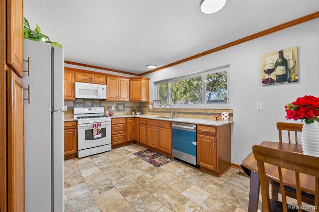 2268 Serra Drive, Sterling Heights, MI 48310