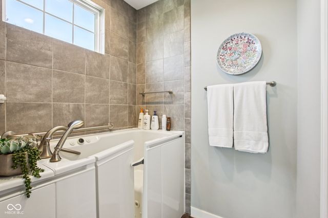 2498 Stonehaven Way, Avon, IN 46123