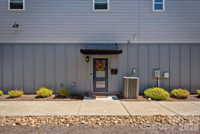 306 Wesley Heights Way, Charlotte, NC 28208