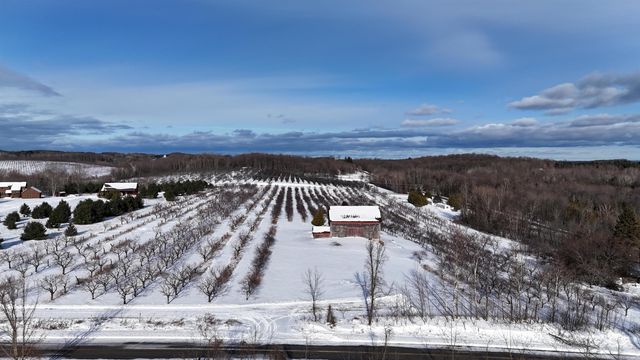 5221 N Overlook Road, Leelanau Twp, MI 49670