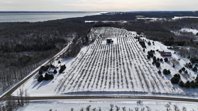 5221 N Overlook Road, Leelanau Twp, MI 49670