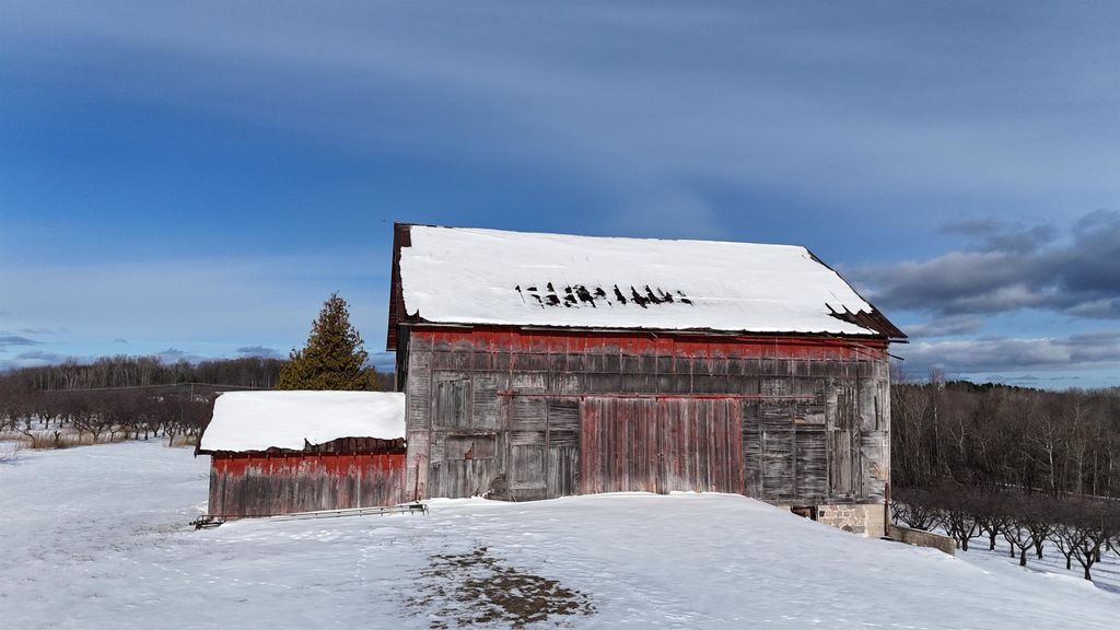 5221 N Overlook Road, Leelanau Twp, MI 49670