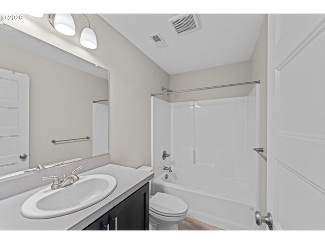 153 E WAYNO Way, Newberg, OR 97132