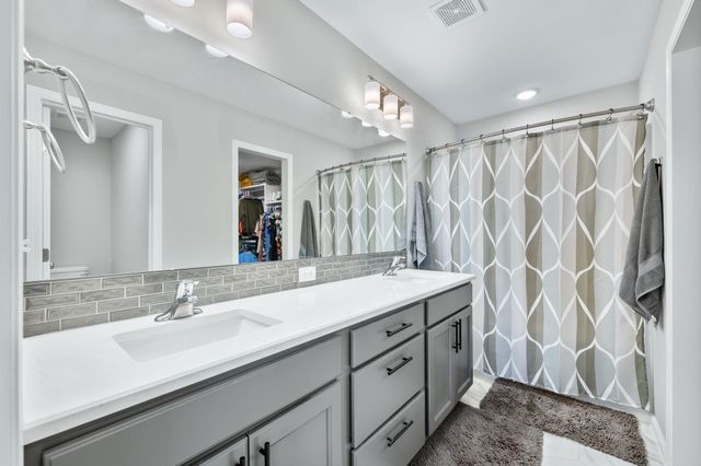 768 E Sunset Cir, Goddard, KS 67052