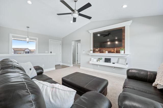 768 E Sunset Cir, Goddard, KS 67052