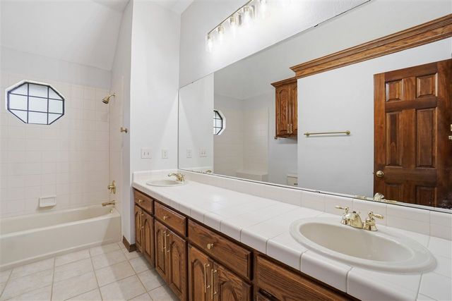 3102 NE Heritage Dr, Lawton, OK 73507