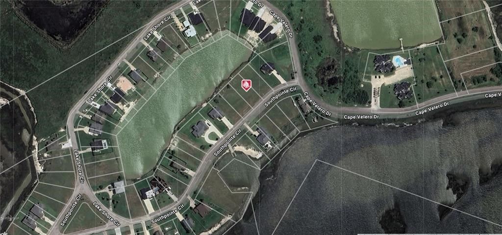 7 Southpointe Cir, Rockport, TX 78382 — photo 2