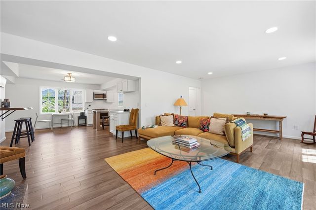 58 W Orange Street, Chagrin Falls, OH 44022