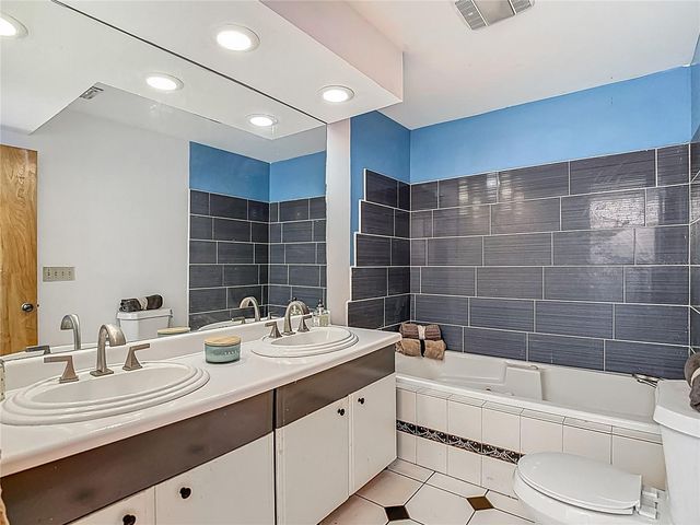 2906 W PARIS STREET, Tampa, FL 33614