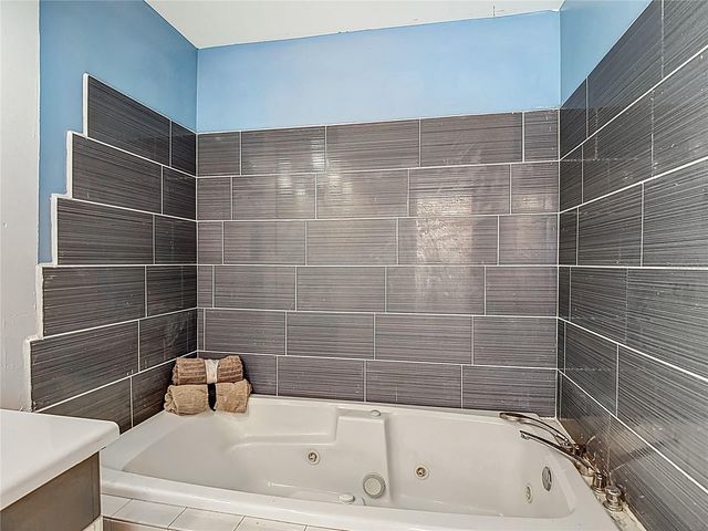 2906 W PARIS STREET, Tampa, FL 33614