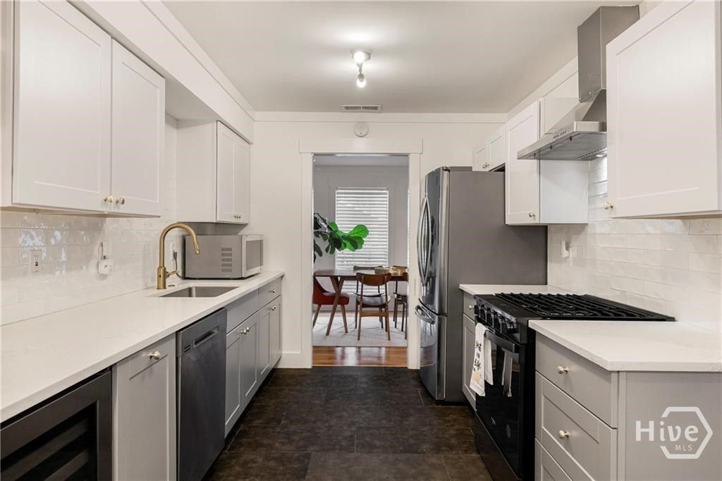 Image 8 of property listing at 503 Stuart Court, Savannah, GA 31405