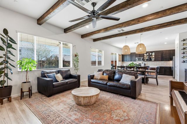 588 Overstone Avenue, Madera, CA 93636