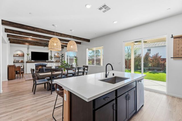 588 Overstone Avenue, Madera, CA 93636