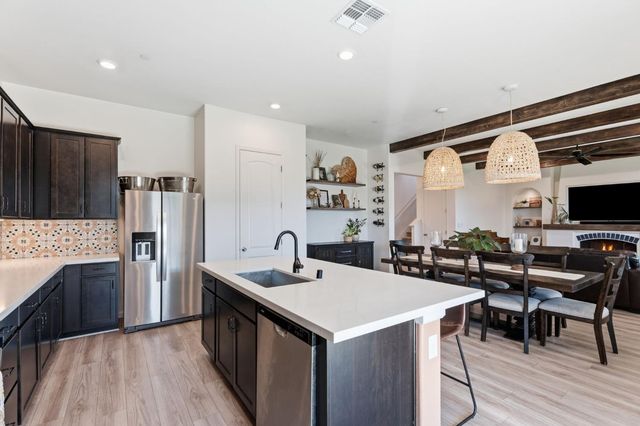 588 Overstone Avenue, Madera, CA 93636