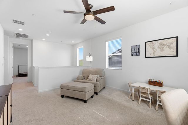 588 Overstone Avenue, Madera, CA 93636