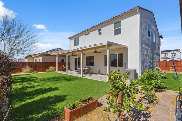 588 Overstone Avenue, Madera, CA 93636