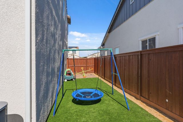 588 Overstone Avenue, Madera, CA 93636