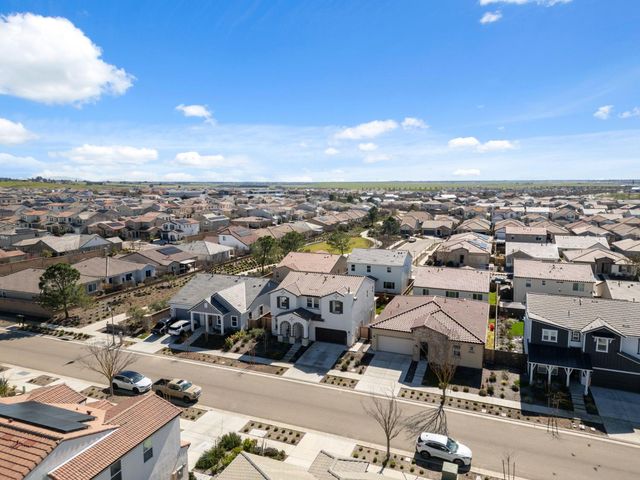 588 Overstone Avenue, Madera, CA 93636