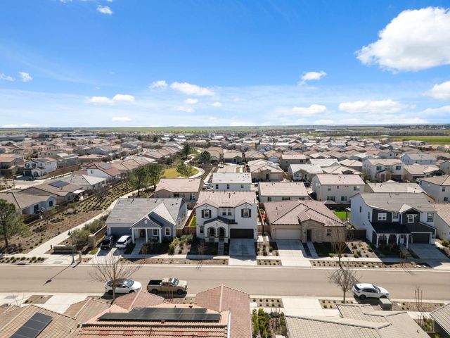 588 Overstone Avenue, Madera, CA 93636