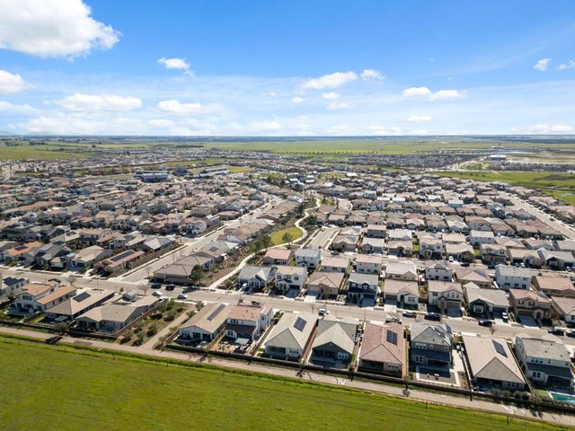 588 Overstone Avenue, Madera, CA 93636