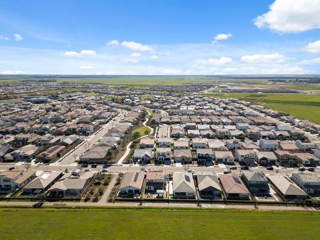 588 Overstone Avenue, Madera, CA 93636