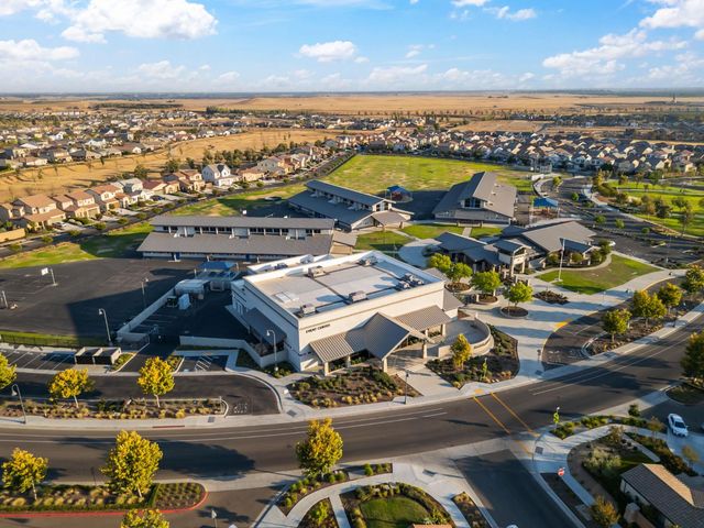 588 Overstone Avenue, Madera, CA 93636