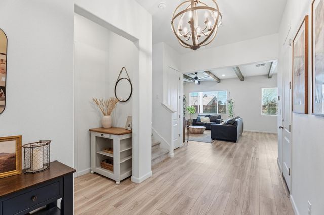 588 Overstone Avenue, Madera, CA 93636