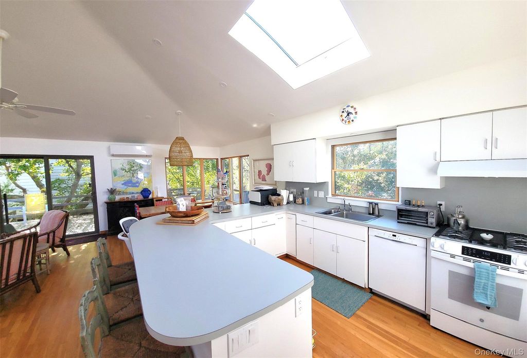 63 Holly Walk, Bay Shore, NY 11706 — photo 2