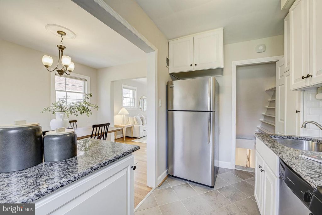 210-1/2 ADAMS AVE, Alexandria, VA 22301