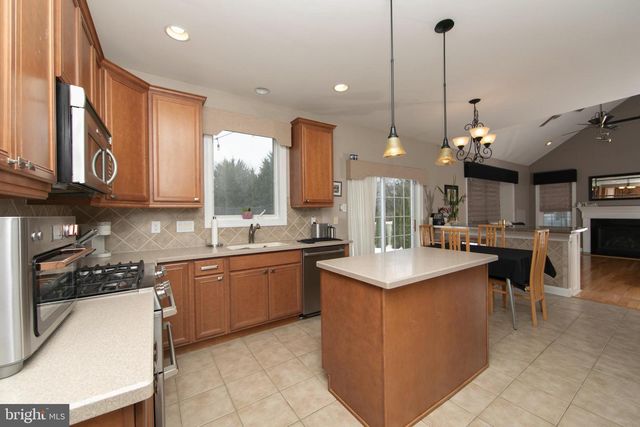 642 BAINBRIDGE DR, Mullica Hill, NJ 08062