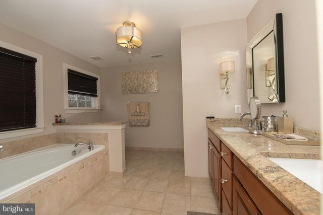 642 BAINBRIDGE DR, Mullica Hill, NJ 08062