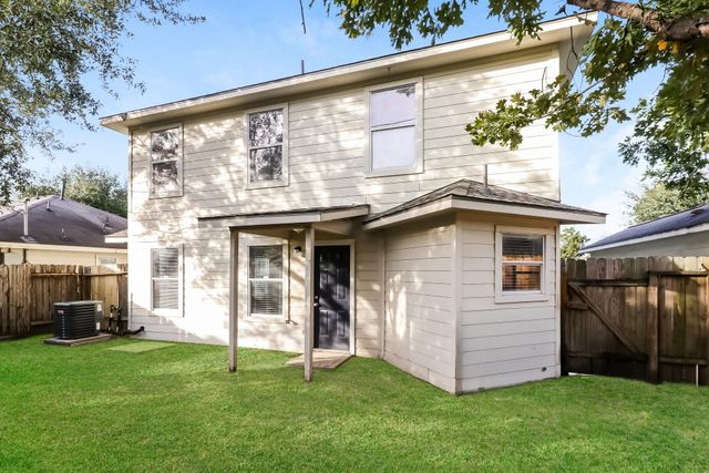 214 N Native Lane, Houston, TX 77022